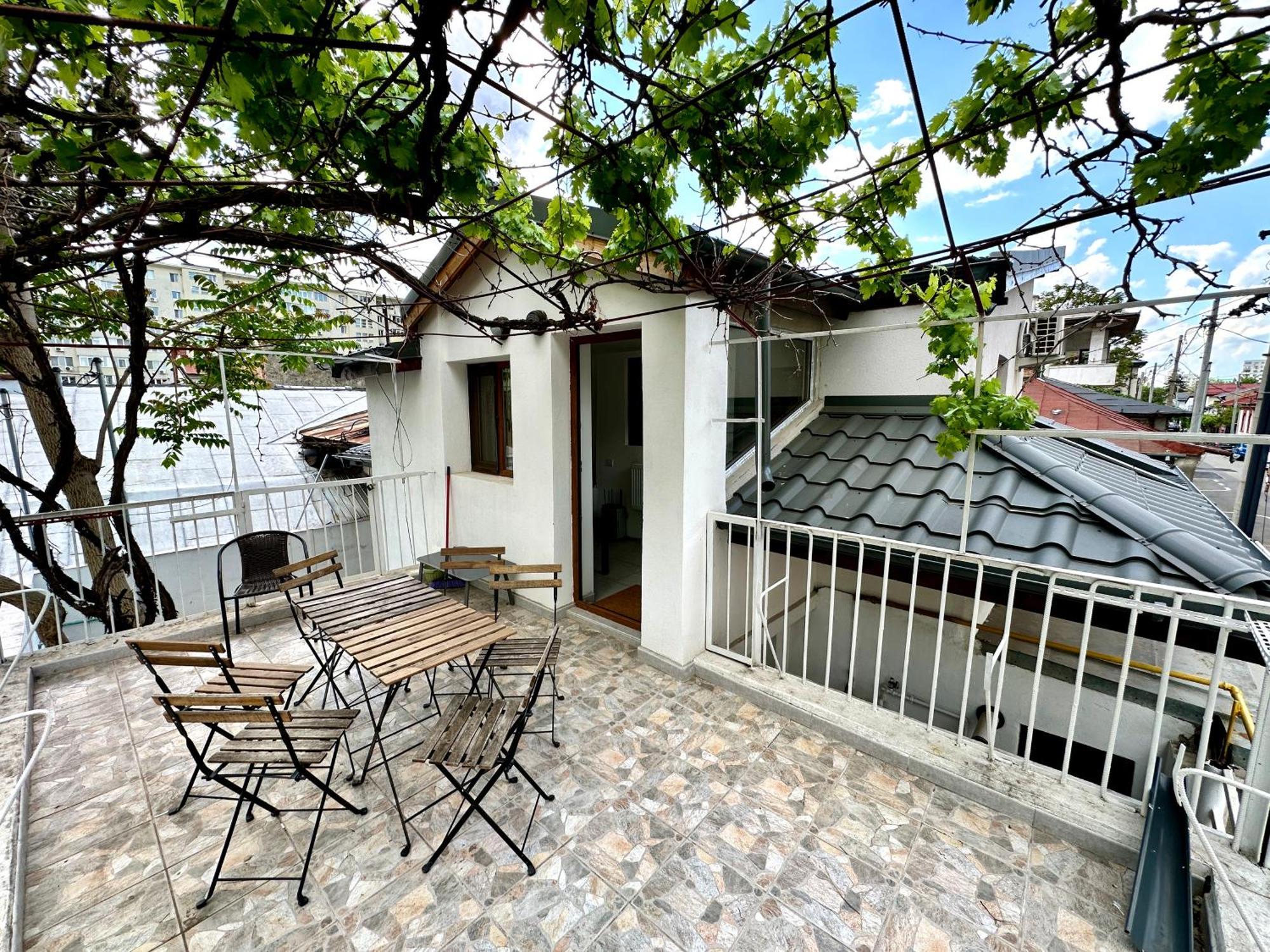 ブカレスト Interbelic House With Courtyard And Terraceヴィラ エクステリア 写真