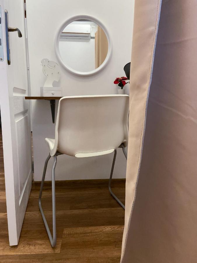 ブカレスト Interbelic House With Courtyard And Terraceヴィラ エクステリア 写真